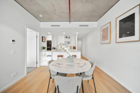 Bright 2-Bed Apartment with Gym BBQ & Pool Access